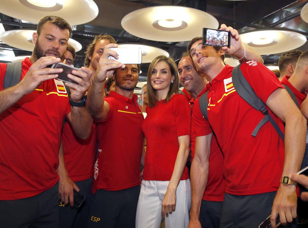 La despedida de los Reyes al equipo olímpico español de Río, en imágenes. Doña Letizia no ha duda en hacerse un selfie con diferentes deportistas españoles