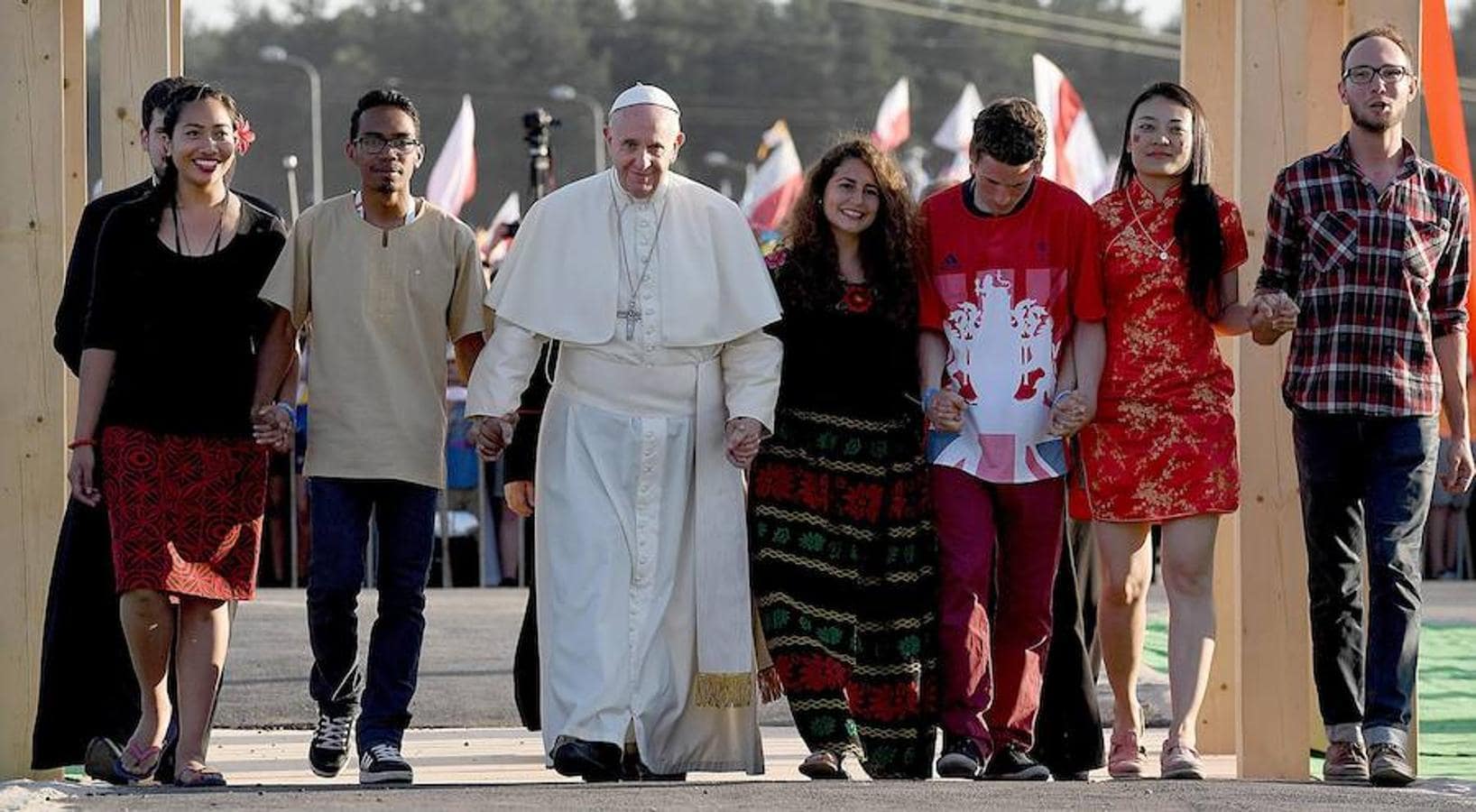 El Papa Francisco se reúne con los jóvenes para celebrar la vigilia en el campo de la Misericordia de Cracovia