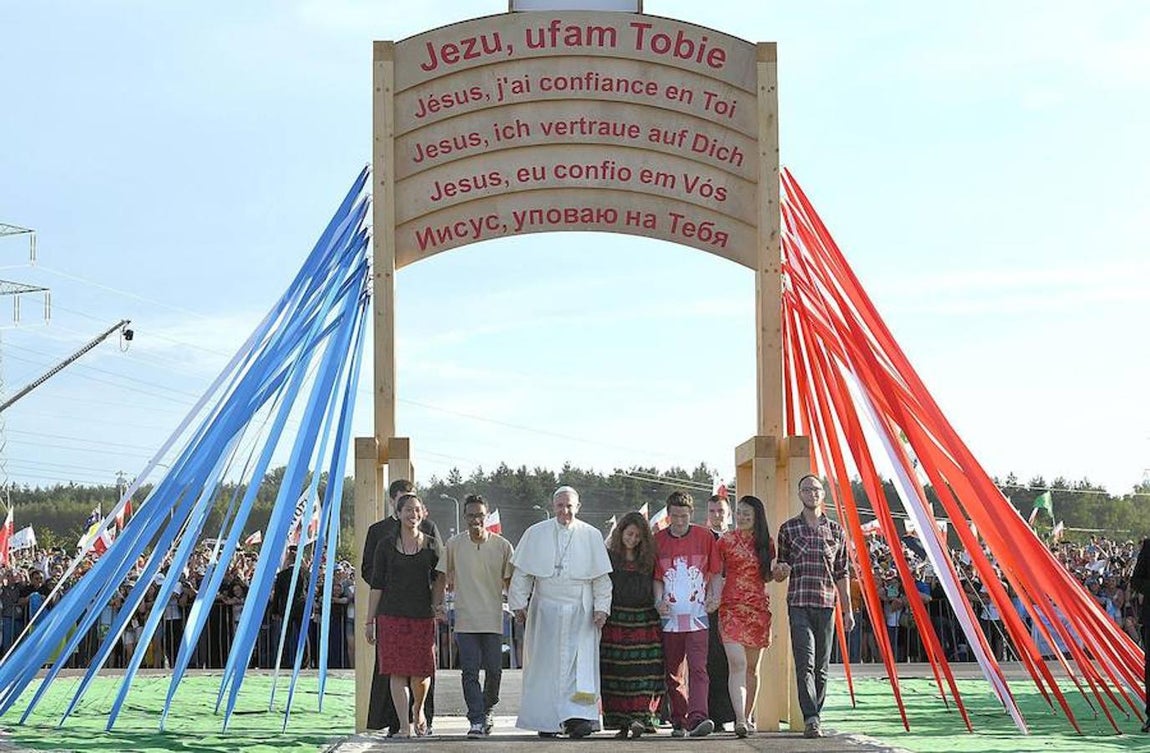 El Papa Francisco se reúne con los jóvenes para celebrar la vigilia en el campo de la Misericordia de Cracovia. 