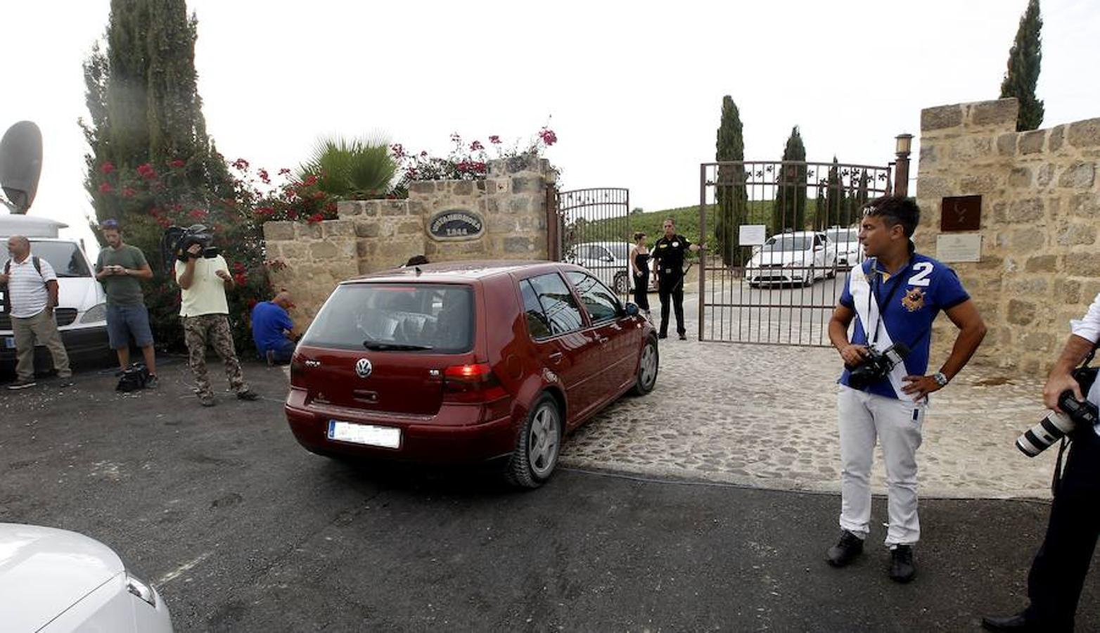 Los medios esperaron a los invitados y los novios en la puerta de la finca. J. M. SERRANO