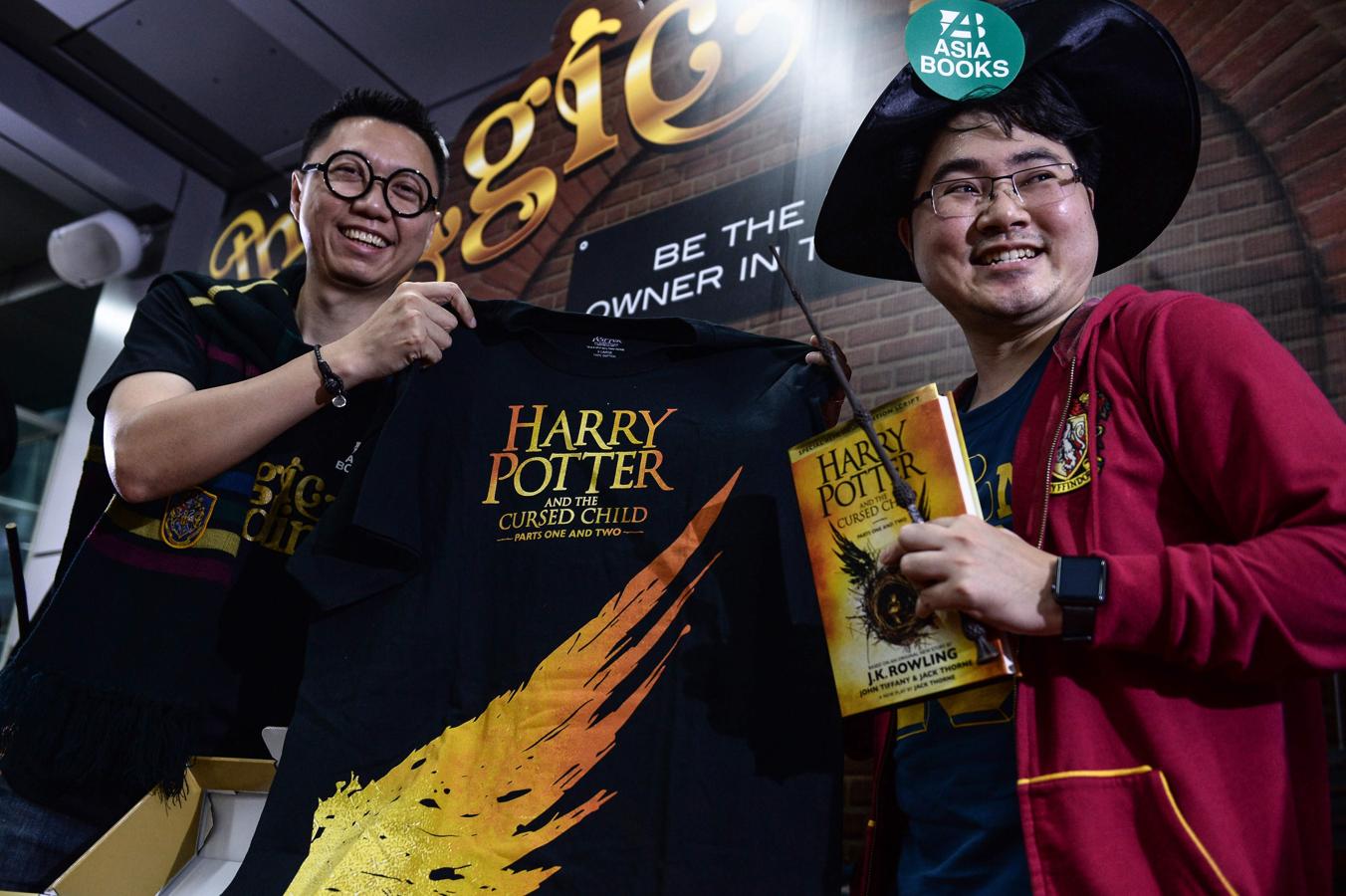 Hombres con gorro, gafas, camiseta, libro y bufanda de la saga en Bangkok. 