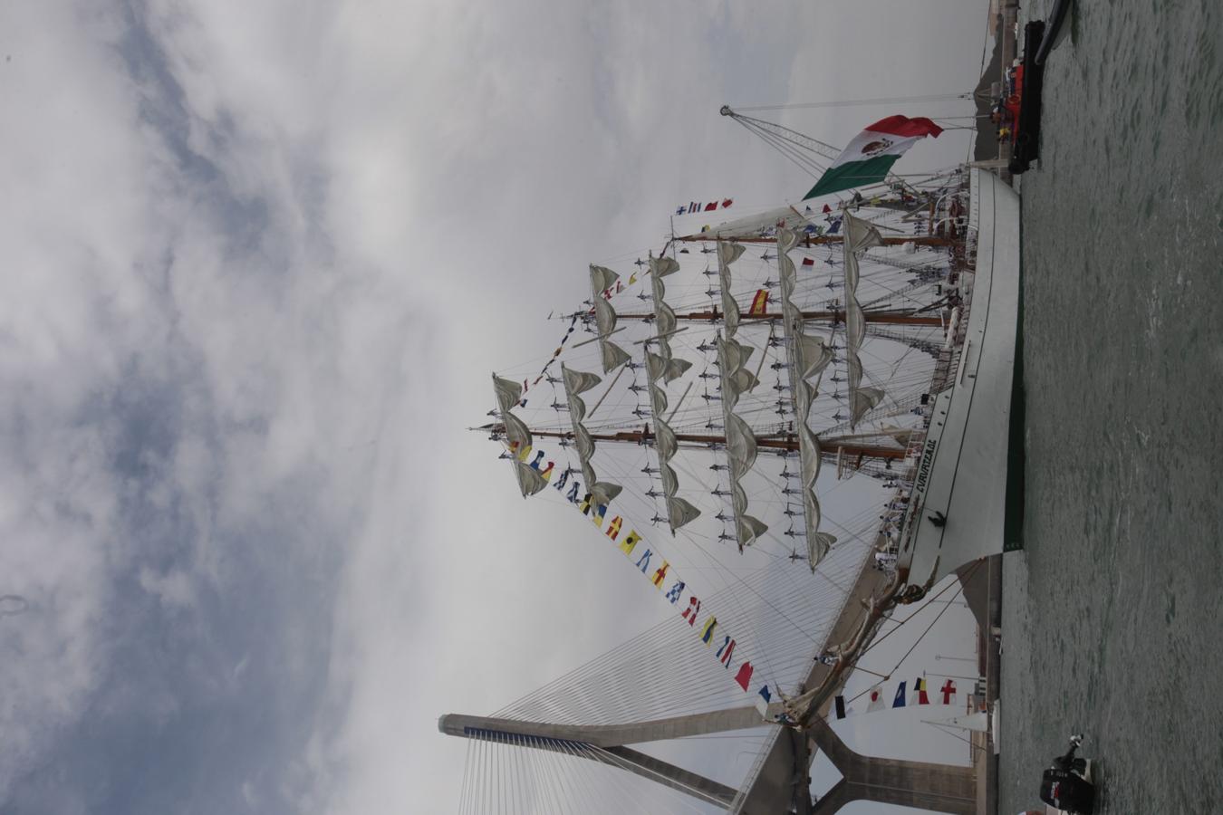 La salida de los veleros del puerto de Cádiz, en imágenes