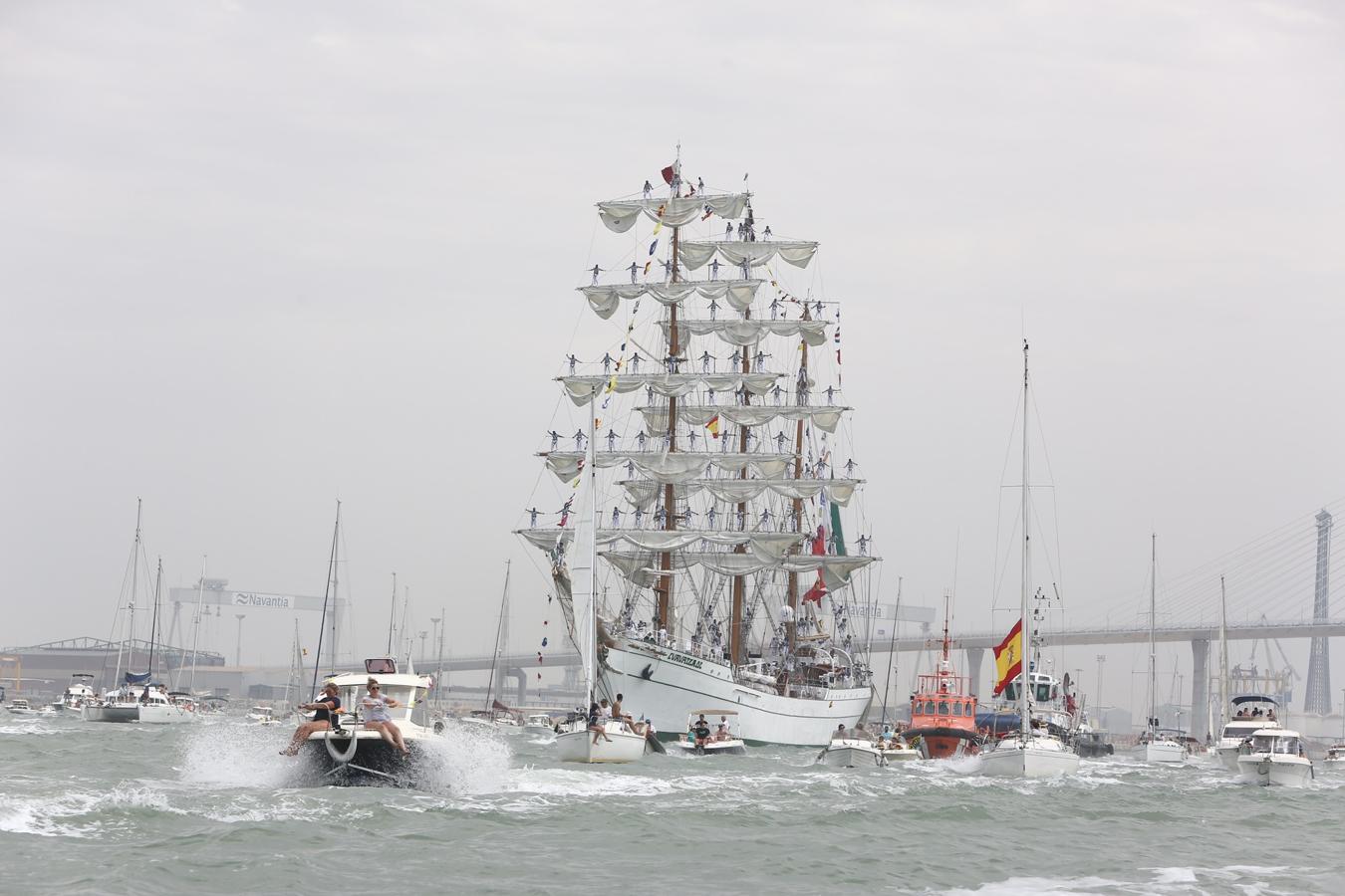 La salida de los veleros del puerto de Cádiz, en imágenes