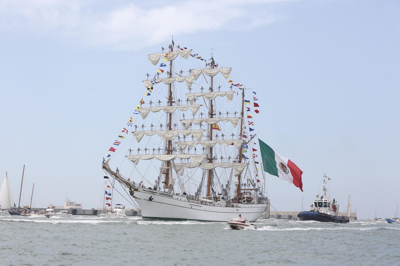 La salida de los veleros del puerto de Cádiz, en imágenes