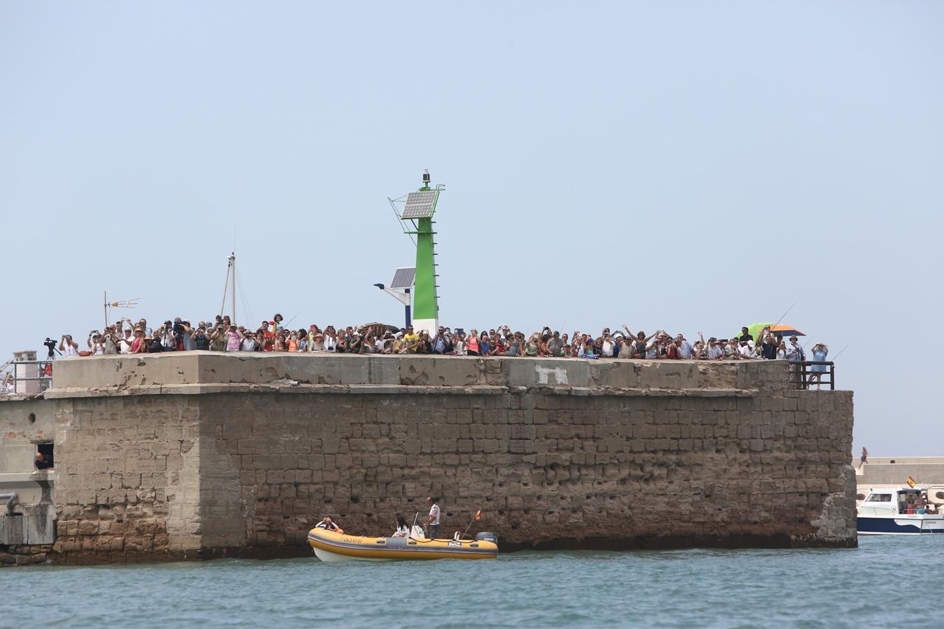 La salida de los veleros del puerto de Cádiz, en imágenes