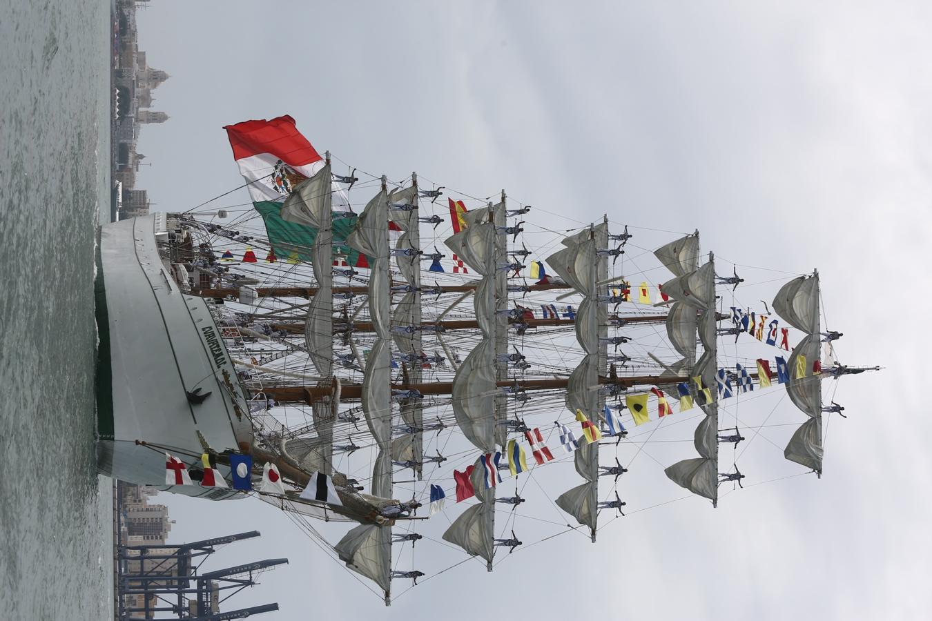 La salida de los veleros del puerto de Cádiz, en imágenes