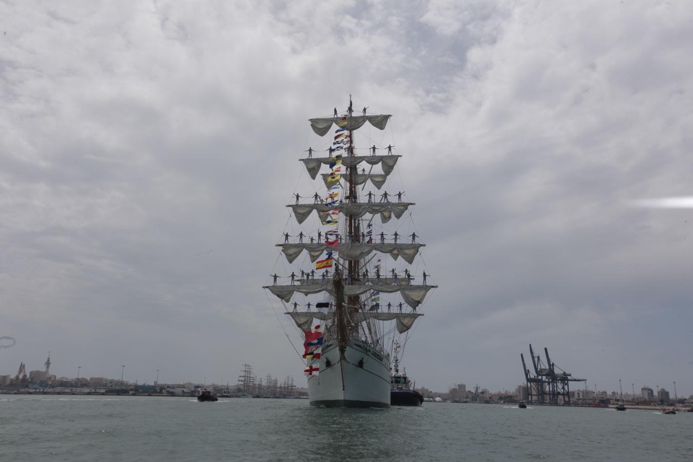 La salida de los veleros del puerto de Cádiz, en imágenes