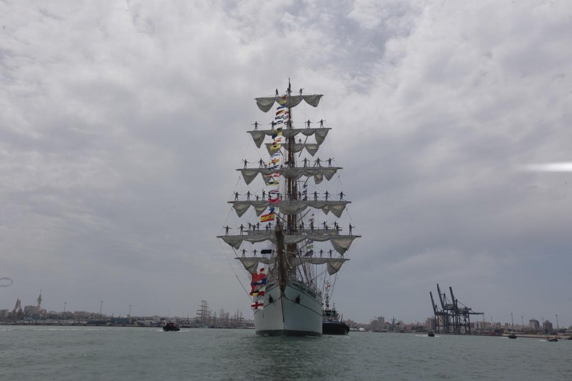 La salida de los veleros del puerto de Cádiz, en imágenes