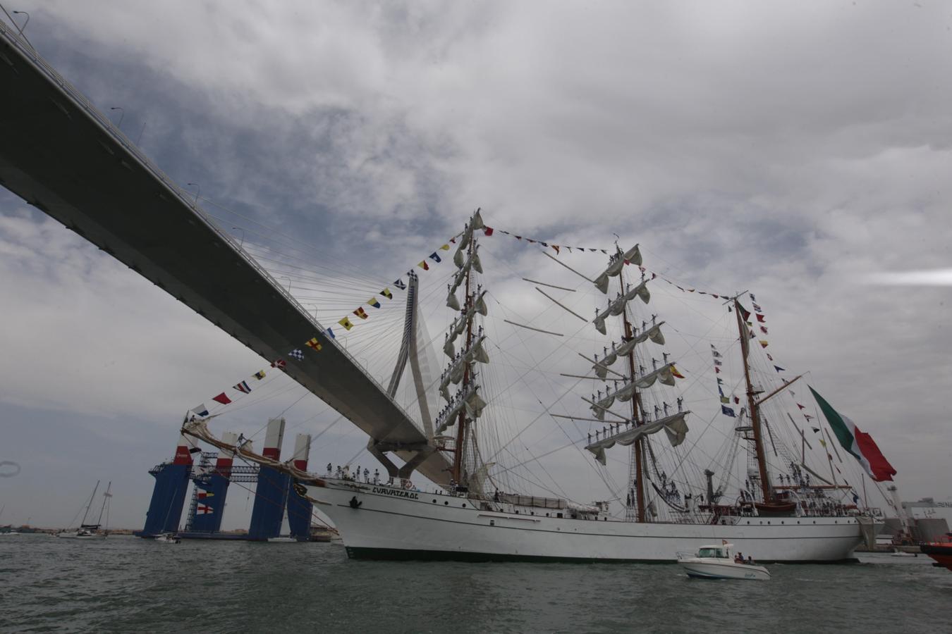 La salida de los veleros del puerto de Cádiz, en imágenes