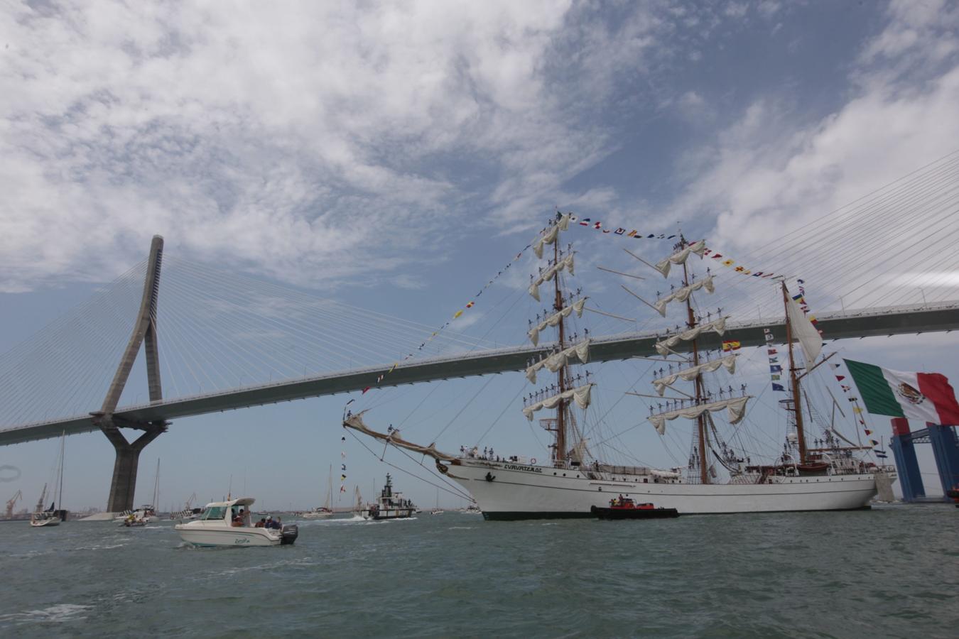 La salida de los veleros del puerto de Cádiz, en imágenes