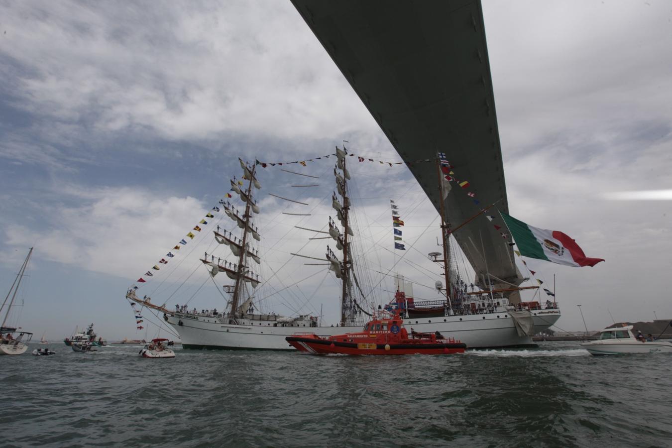 La salida de los veleros del puerto de Cádiz, en imágenes