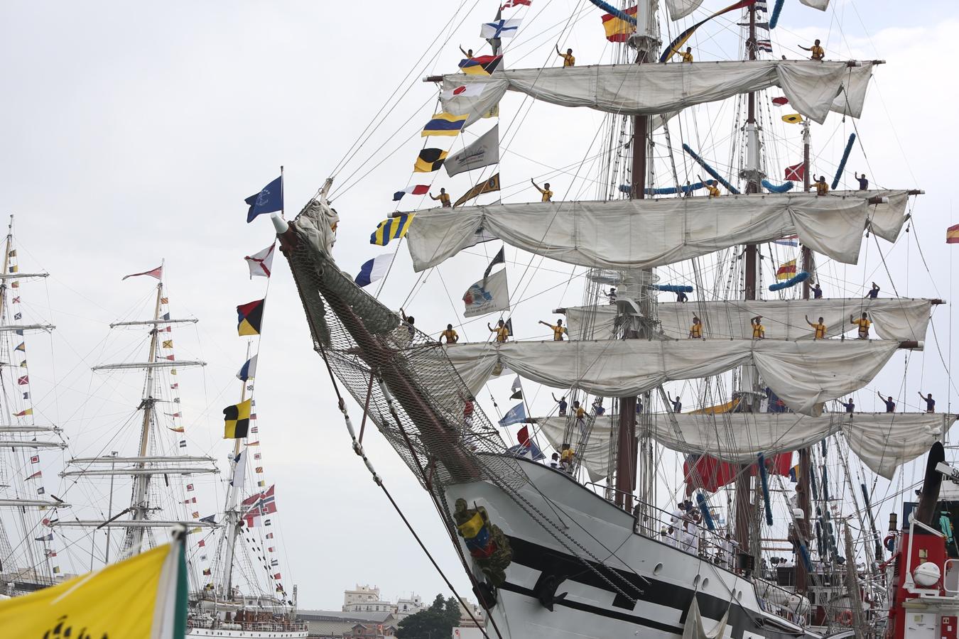 La salida de los veleros del puerto de Cádiz, en imágenes