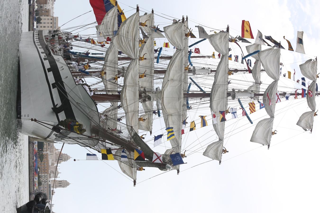 La salida de los veleros del puerto de Cádiz, en imágenes