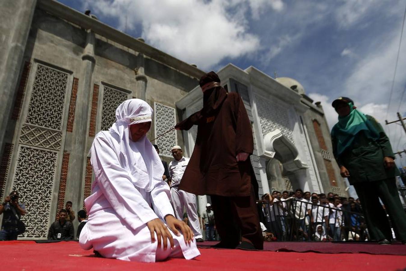 Una de las acusadas de violar la sharia es azotada ante cientos de espectadores