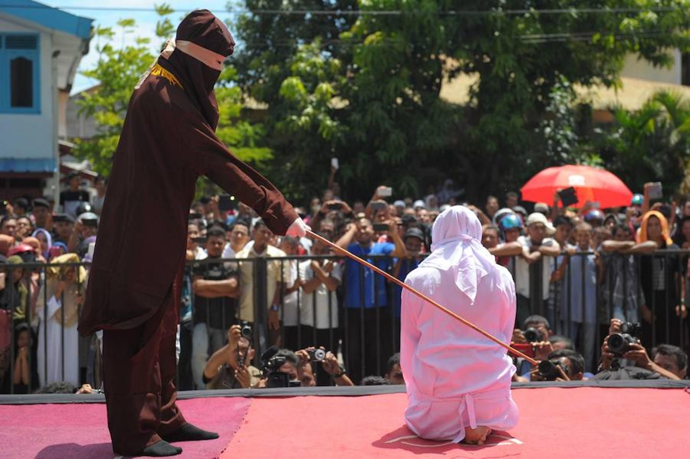 Un oficial religioso fustiga a una mujer por no respetar la sharia o ley islámica