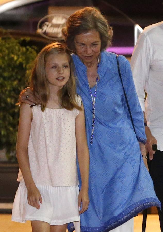 La reina emérita doña Sofia y la princesa de Asturias, Leonor, a su salida de Flanigan, un conocido restaurante de Palma de Mallorca. 