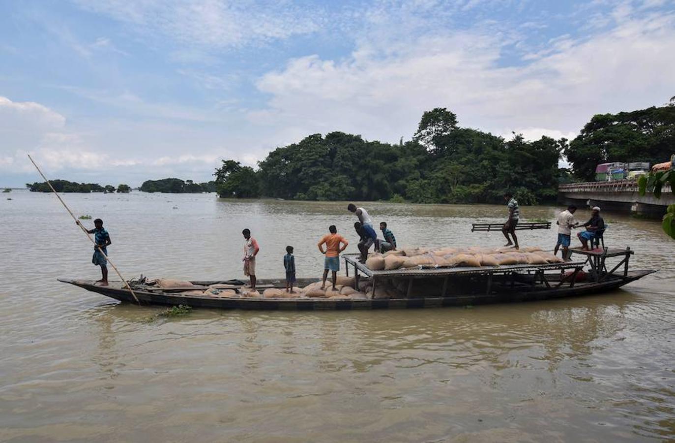 Las lluvias del monzon han provocado más de 400 muertes desde comienzos del verano en el sur de Asia. Las inundaciones han afectado a ocho millones de personas. 