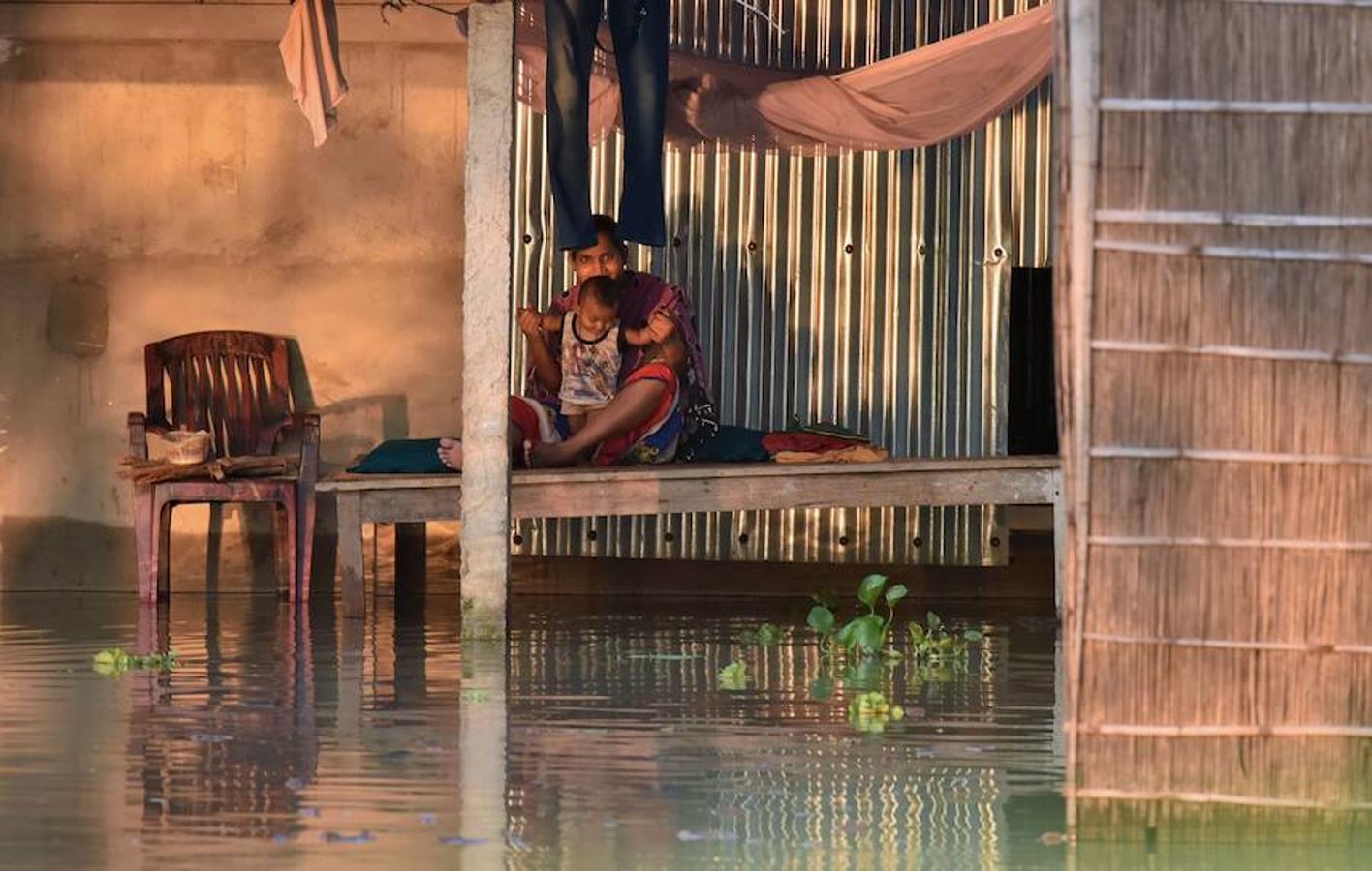 Las lluvias del monzon han provocado más de 400 muertes desde comienzos del verano en el sur de Asia. Las inundaciones han afectado a ocho millones de personas. 