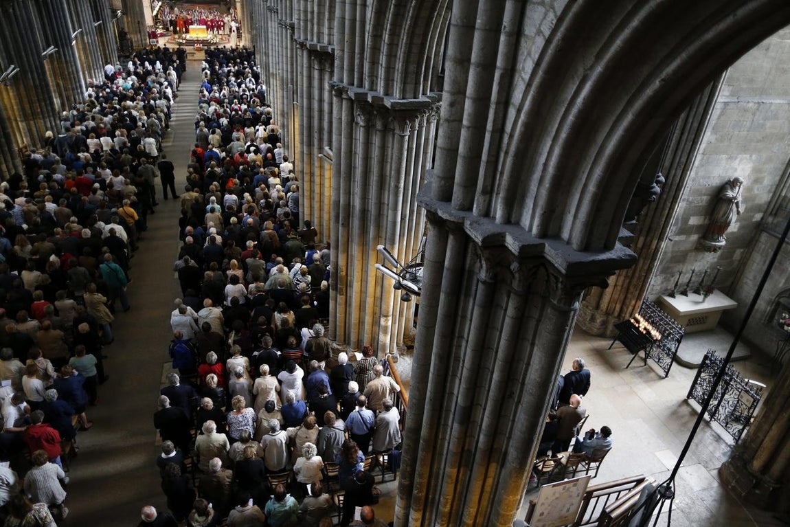 Más de dos millares de personas han acudido a la catedral de Ruan para dar un último adiós al sacerdote Jacques Hamel. 