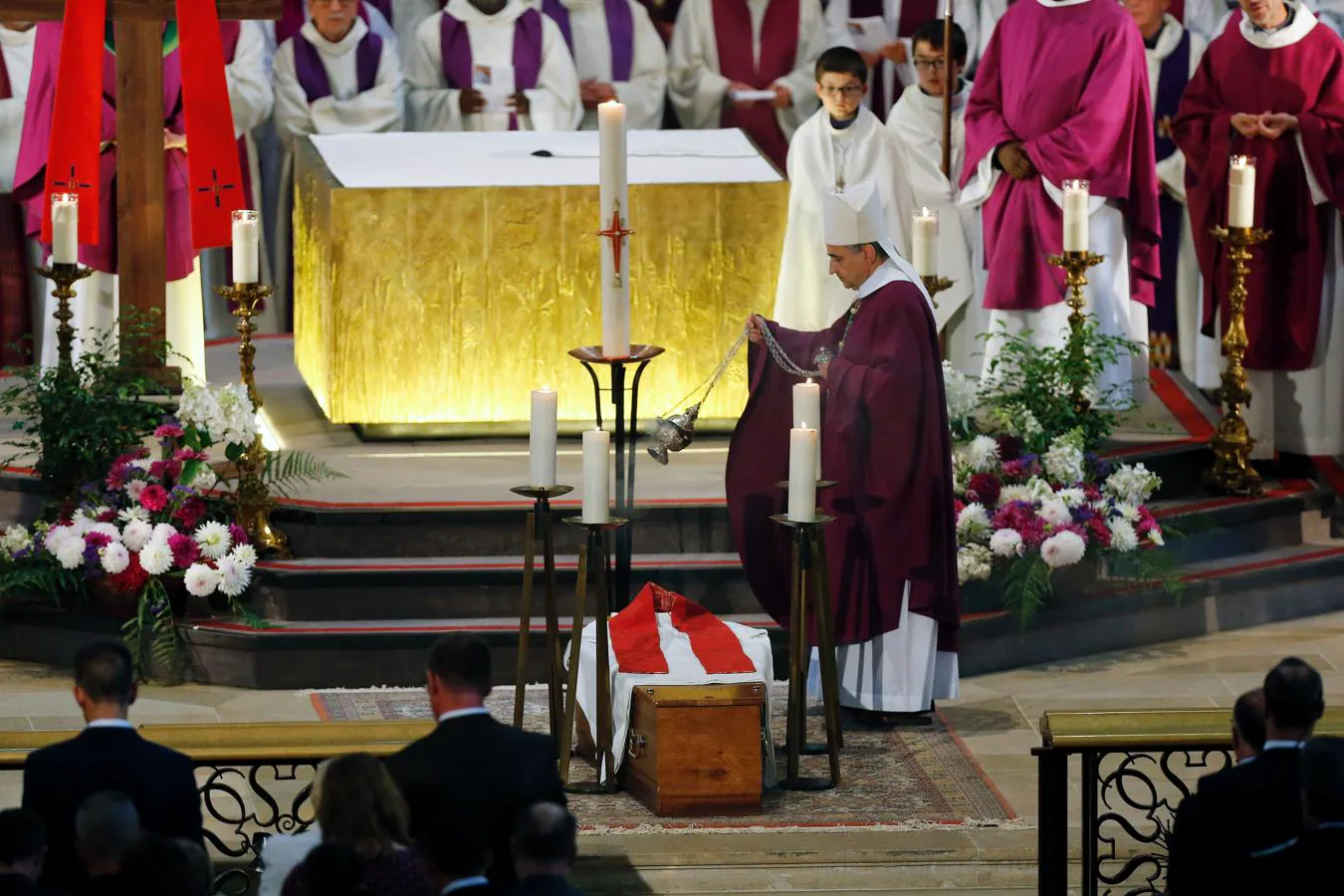 Más de dos millares de personas han acudido a la catedral de Ruan para dar un último adiós al sacerdote Jacques Hamel. La misa fue oficiada por el arzobispo del templo, Dominique Lebrun