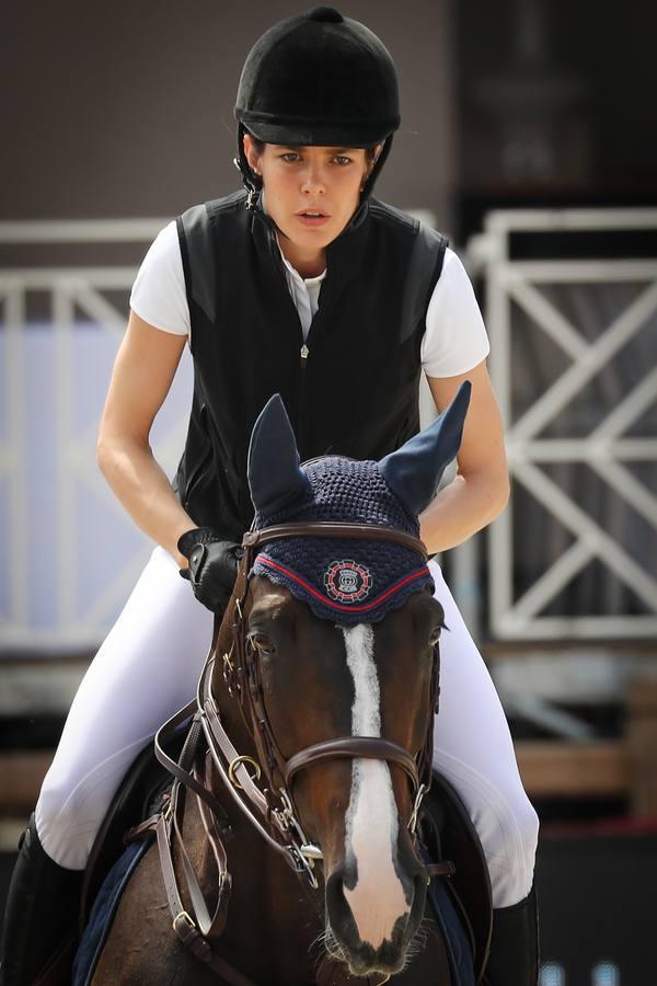 Siente pasión por los caballos habiendo ganado premios y con Gucci como patrocinador. 