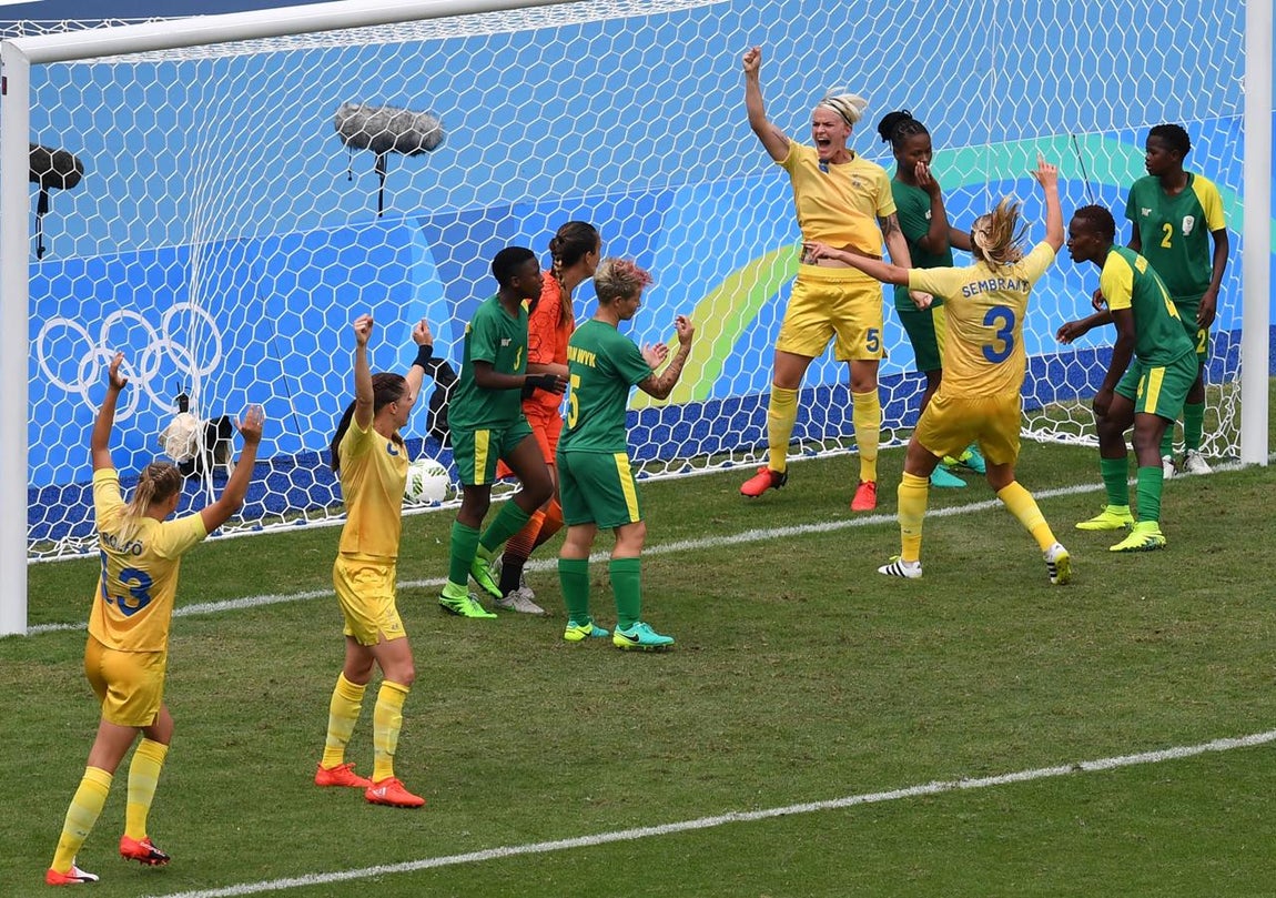 Primeros encuentros. Lo que sí estaba listo era el Estadio Olímpico que ha recibido el primer encuentro. Las chicas de fútbol han sido las encargadas de inaugurarlo. [Suecia 1-0 Sudáfrica]
