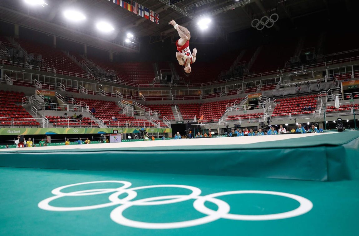 Ahora toca entrenar. Los gimnastas de los diferentes países pasaron por la pista para calentar para la competición
