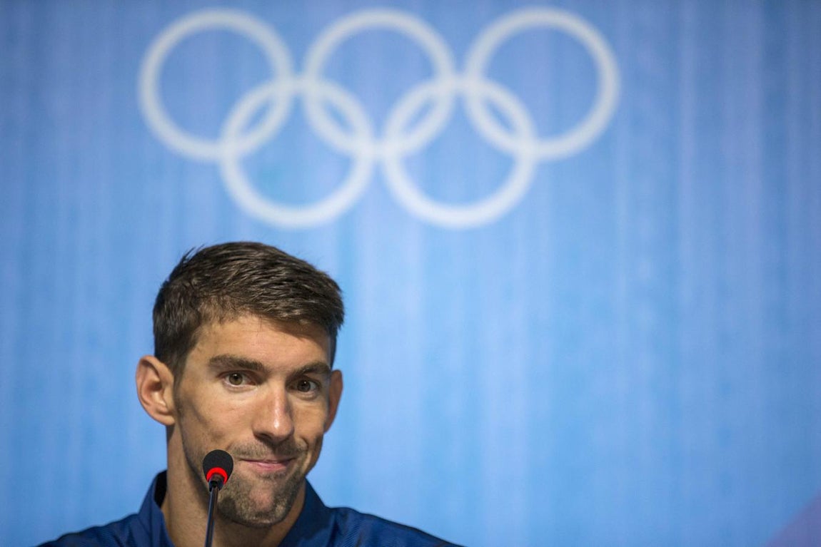 ¡A por los quintos Juegos!. Michael Phelps se dejó ver por la sala de prensa para contestar algunas preguntas sobre cómo se siente como abanderado estadounidense: «Es un honor tremendo liderar al mejor país del mundo»