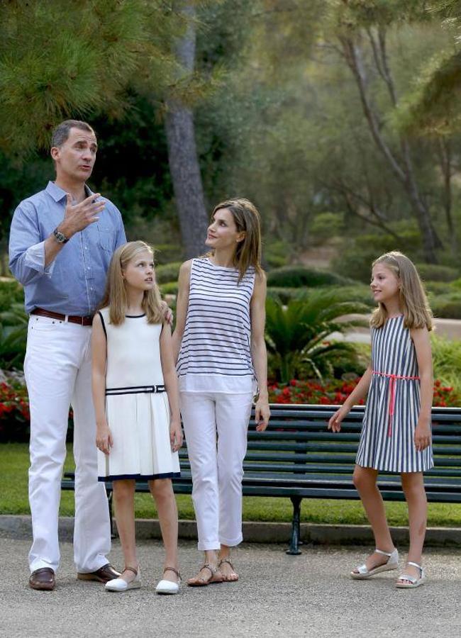 El Rey Felipe VI y la Reina Doña Letizia posan esta tarde con sus hijas, la Princesa Leonor y la Infanta Sofía. 