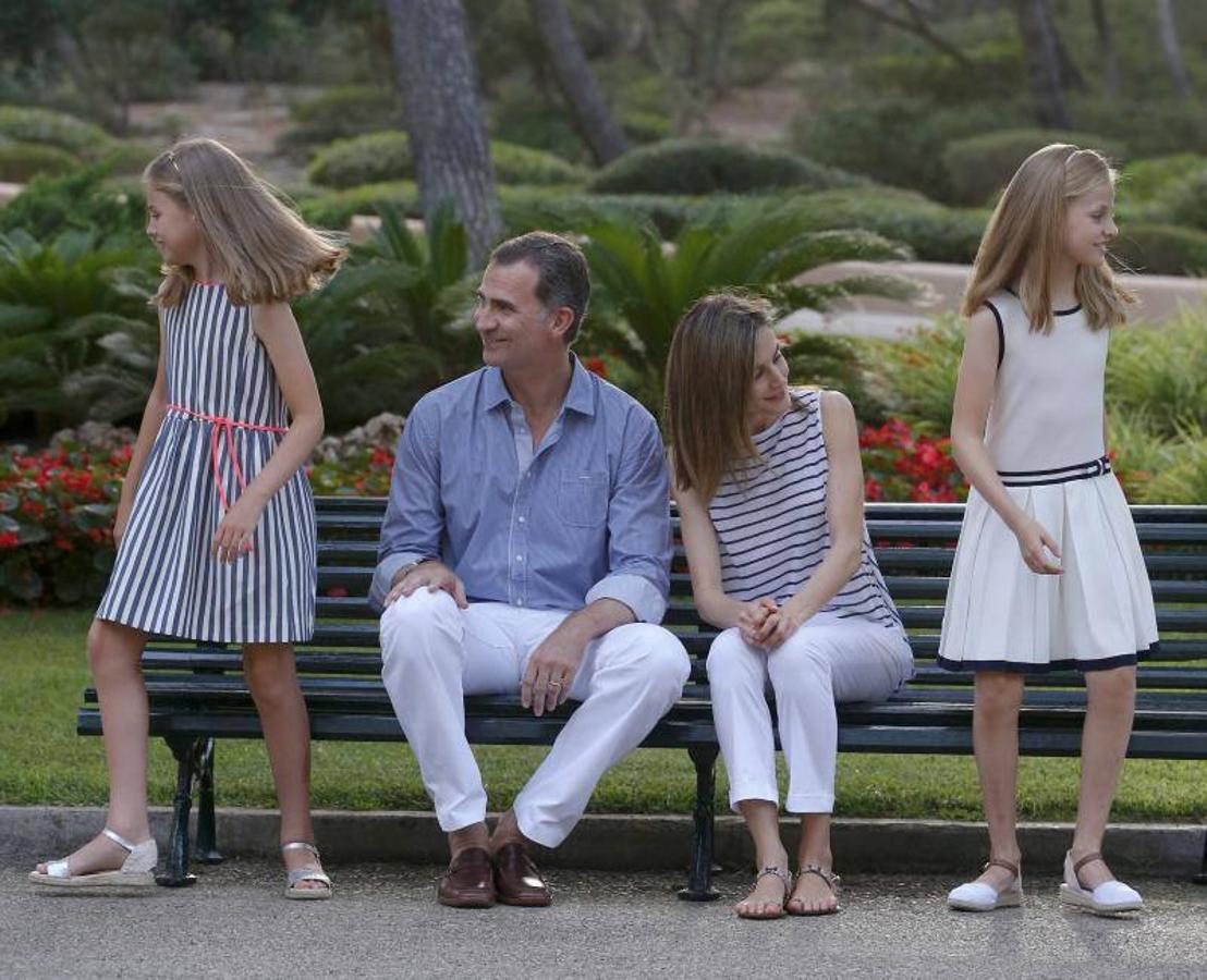 El Rey Felipe VI y la Reina Doña Letizia posan esta tarde con sus hijas, la Princesa Leonor y la Infanta Sofía. 