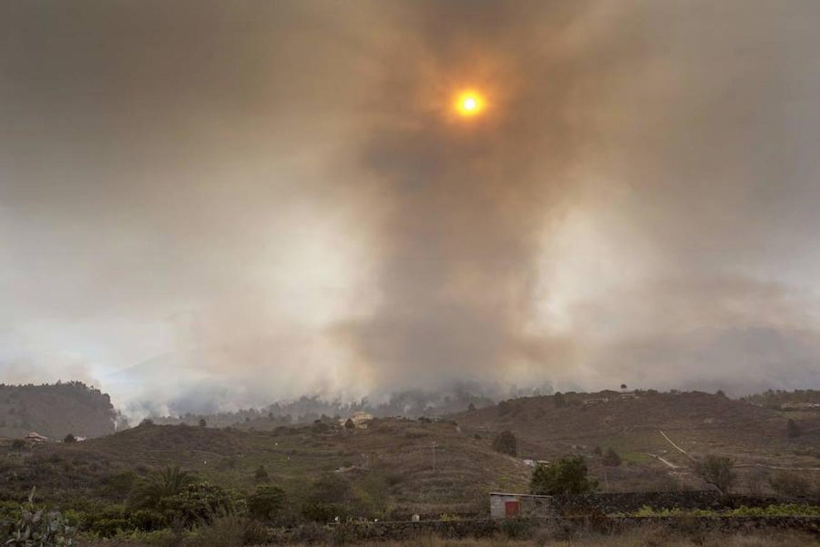 En imágenes: el incendio de La Palma, lleno de trampas, ha quemado ya 1.000 hectáreas