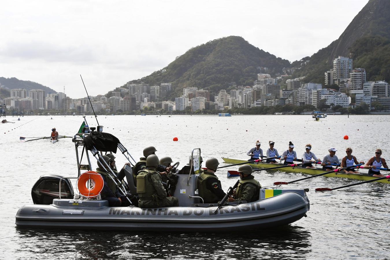 Sesión peculiar. El equipo de remo estadounidense tuvo un entrenamiento custodiado por la Marina brasileña en el Lago Rodrigo de Feitas