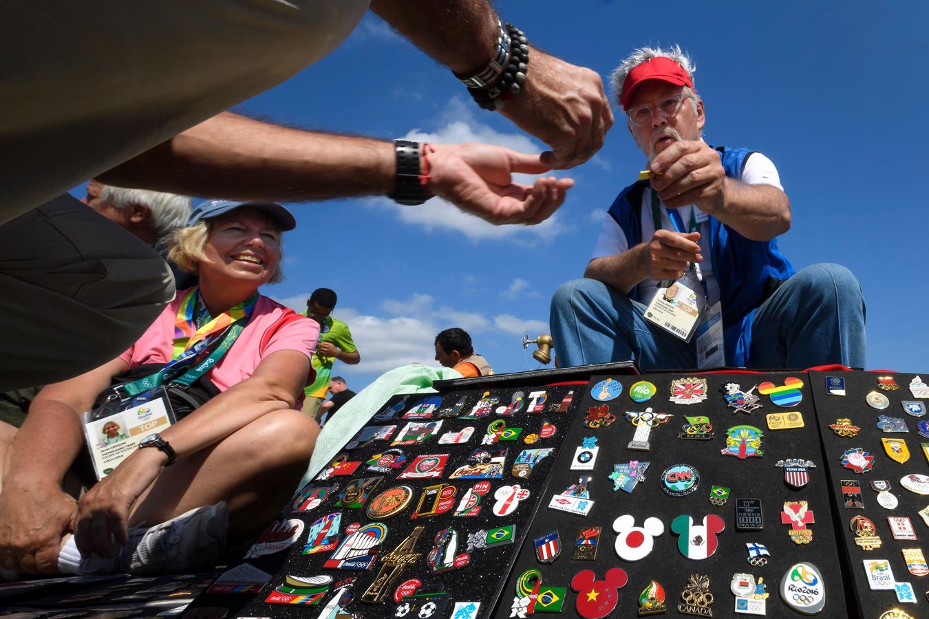 «Pinmaníacos». Ya han llegado los adictos a los pin que están a la caza del recuerdo perfecto para Río 2016