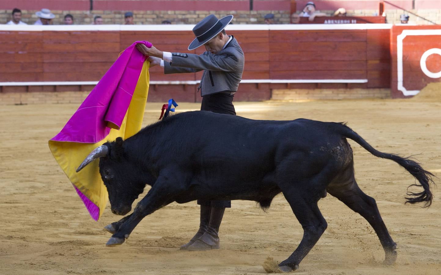 Se trata de una clase práctica en la que se han recogido fondos para la campaña de salvación del Recreativo de Huelva.