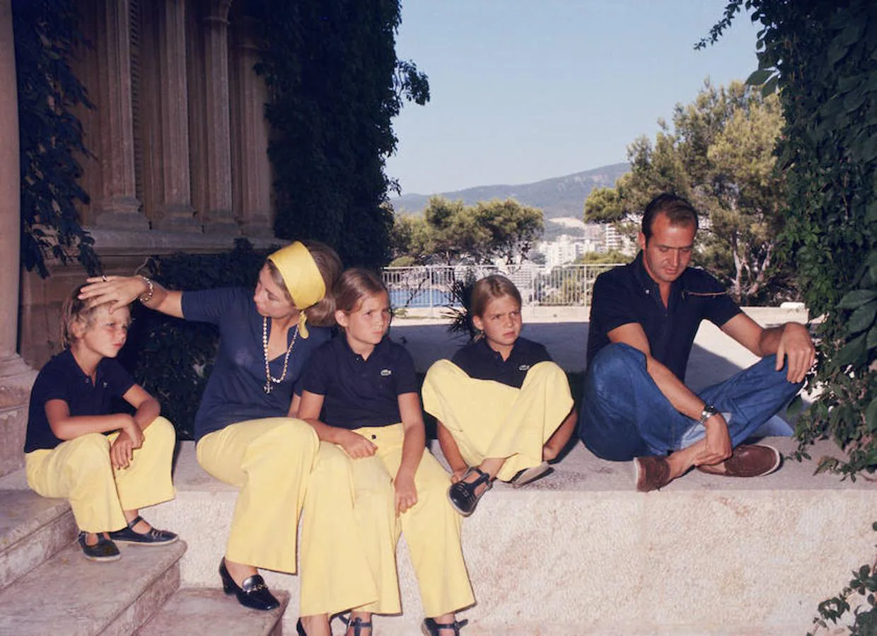 Palma de Mallorca, agosto de 1975. El entonces príncipe Juan Carlos y la princesa Sofía posaban en Marivent junto a las infantas Elena y Cristina y el infante Felipe