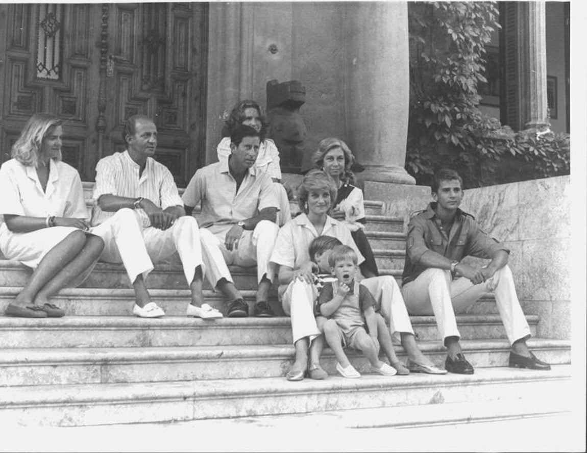 En 1987, la Familia Real recibió en Marivent a los Príncipes de Gales y a sus hijos. 