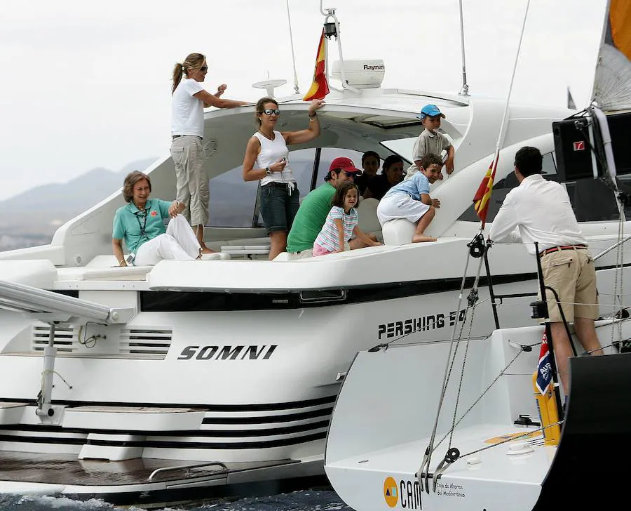 Imagen de 2006. La reina Sofía, junto a la Infanta Elena y Cristina y sus hijos a bordo del barco Somni, saludan a Don Felipe  