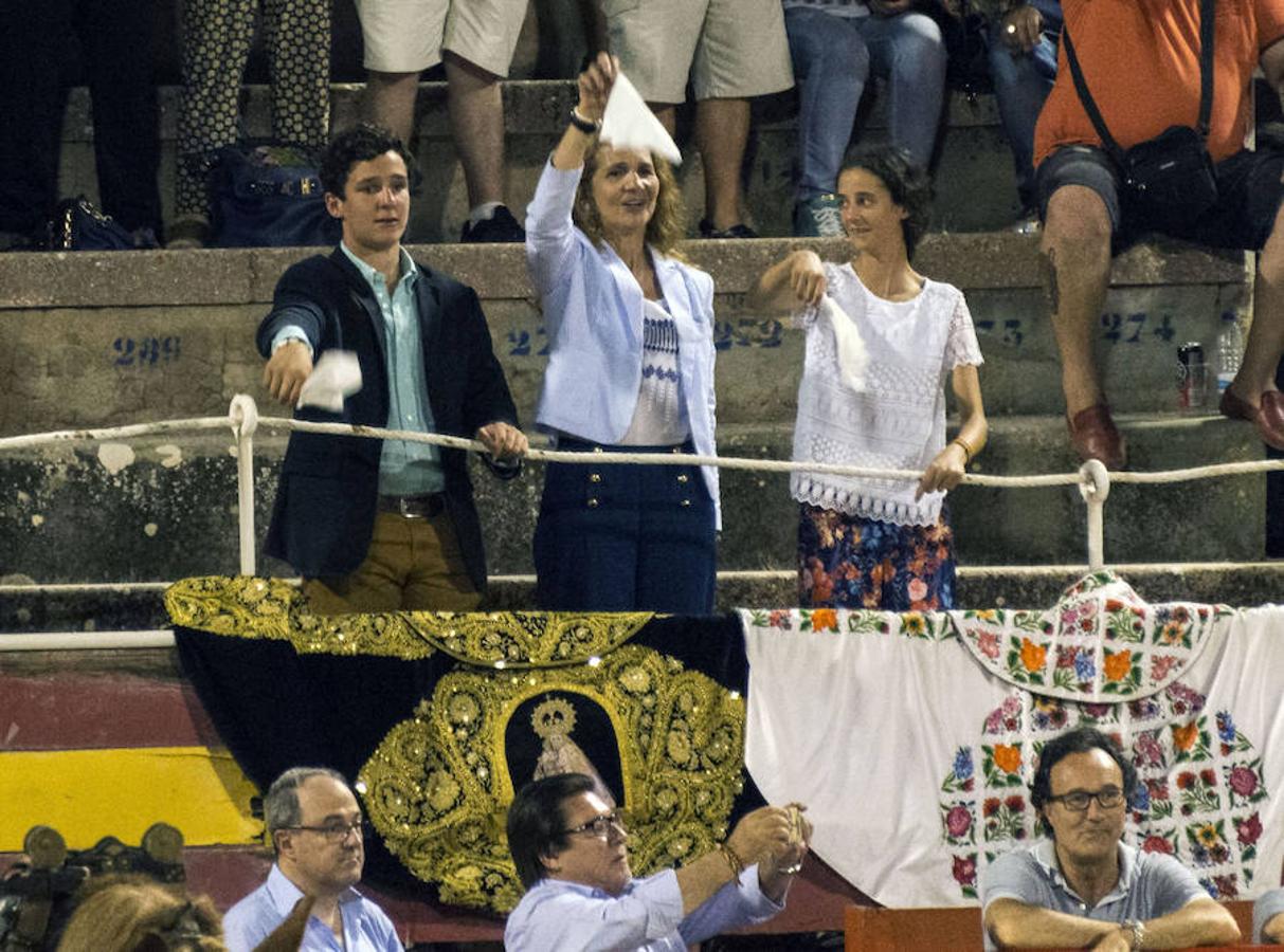 Las mejores imágenes de la ¿última? corrida de toros en Palma de Mallorca. La corrida de ayer contó con la presencia singular de la Infanta Elena y de sus hijos Felipe Juan Froilán y Victoria Federica, quienes han heredado la afición de sus padres