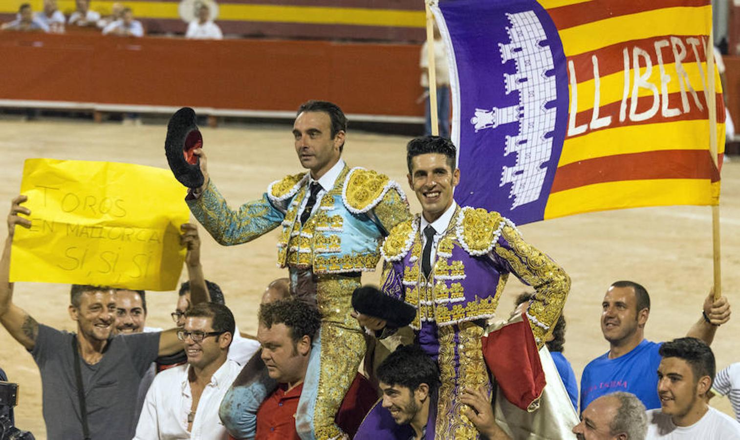 Las mejores imágenes de la ¿última? corrida de toros en Palma de Mallorca. Un cartel de lujo con los matadores  Enrique Ponce, José María Manzanares y Alejandro Talavante, tanto el primero como el tercero salieron a hombros de la plaza tras lograr tres y dos orejas, respectivamente