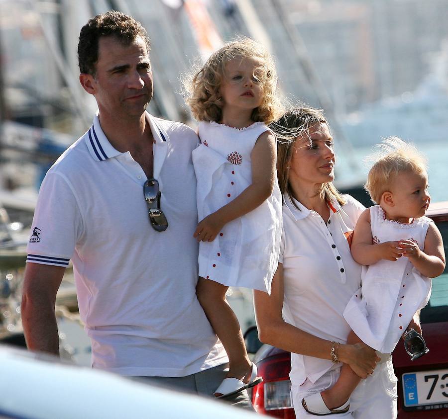 Don Felipe ha hecho partícipe a las Infantas Leonor y Sofía de su afición a la vela, a quienes ha llevado a navegar en alguna ocasión. 