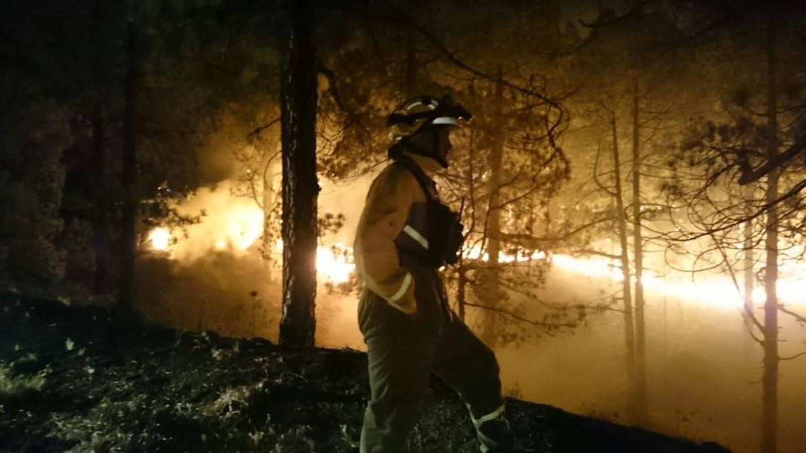 El fuego, desatado en el municipio de El Paso, acumula ya más de 3.000 hectáreas calcinadas