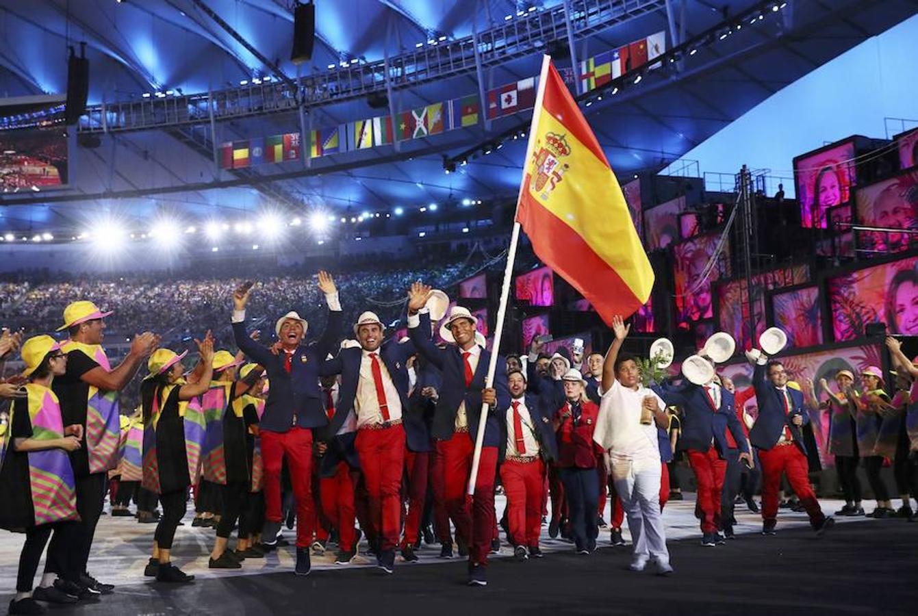 La delegación española desfiló con un sonriente Rafa Nadal como abanderado. 