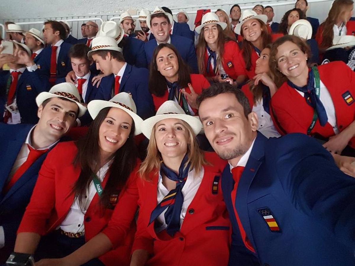 Sugoi Uriarte esperando junto a parte de la delegación el momento de salir. 