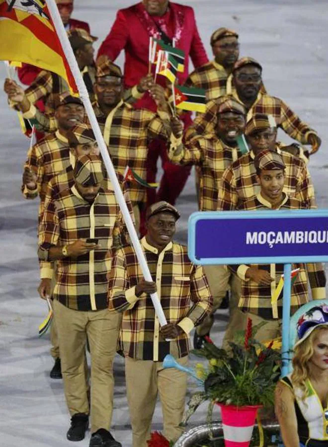 Mozambique, un recuerdo a los 70. El equipo lucía un atuendo de lo más peculiar. Ataviados con una boina y una camisa de cuello mao con un estampado de cuadros en tono marrón y beige aparecieron en la ceremonia inaugural de Río 2016.