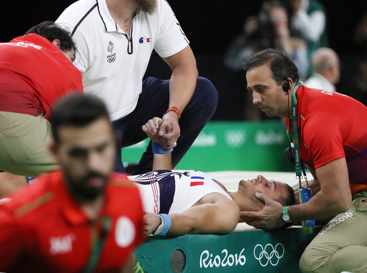 Una aparatosa lesión. El gimnasta francés Samir Ait Said sufrió una rotura de tibia en la recepción de un salto