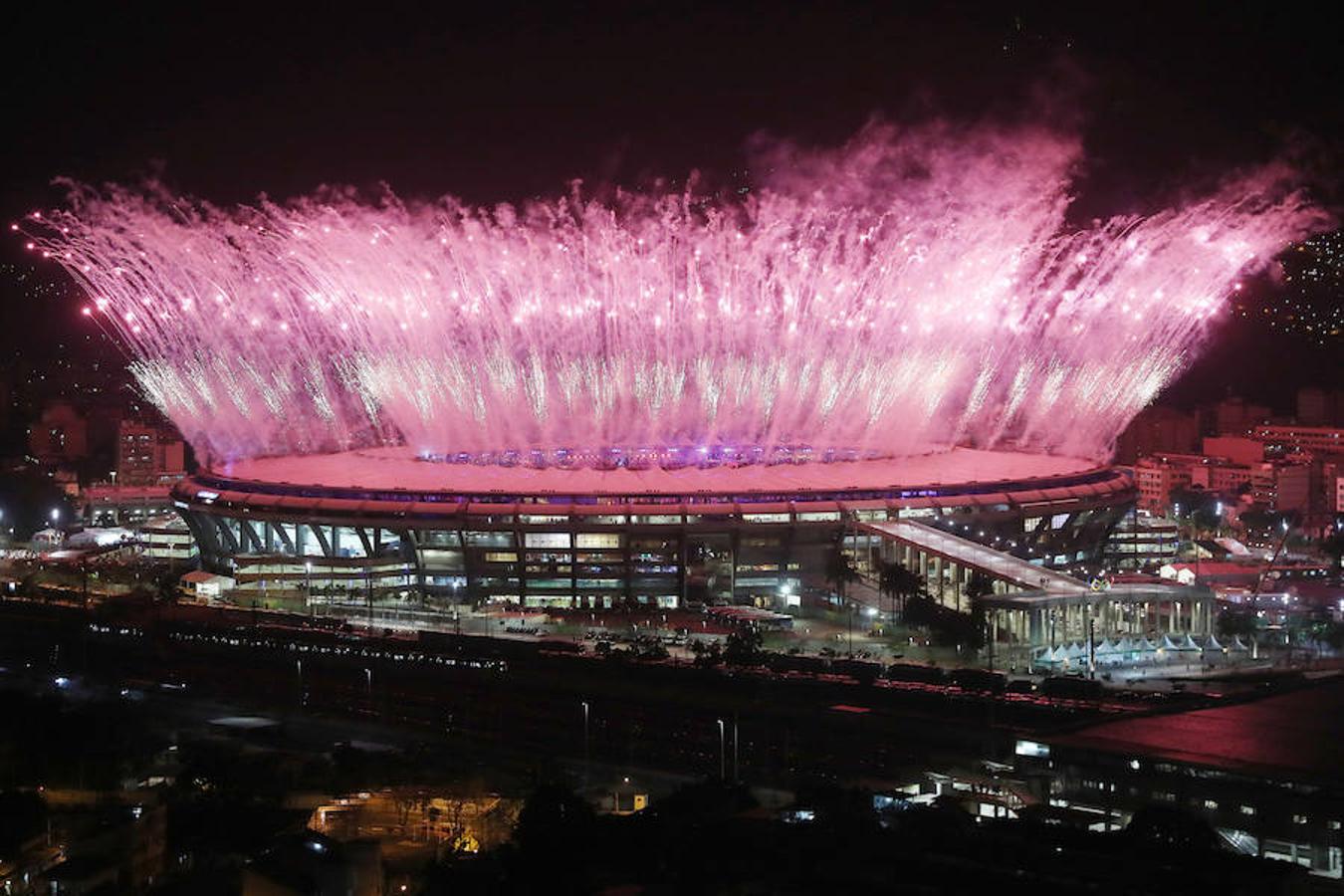 Durante la ceremonia el estadio fue el punto más iluminado de Río. 