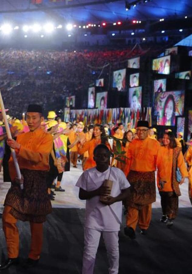 Malasia, el verdadero toque de color. El uniforme de Malasia estaba compuesto por tres piezas, en un tono naranja de lo más colorido.