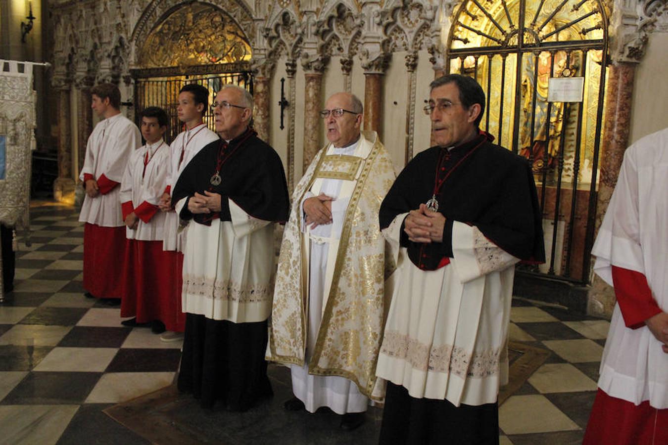 El deán de la catedral, Juan Sánchez, en el centro. 