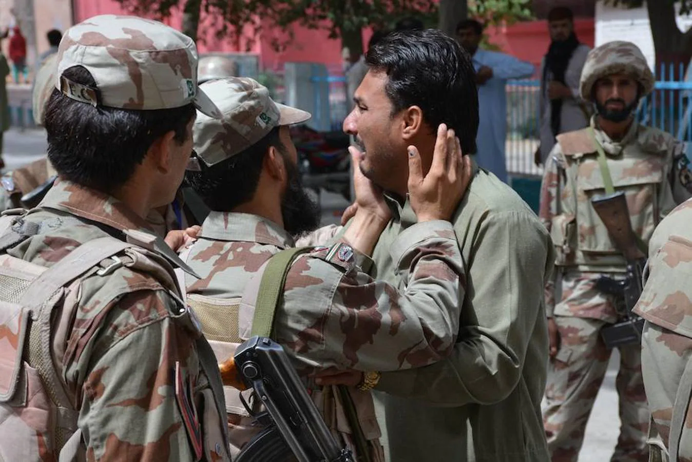 Un soldado paquistaní trata de consolar a uno de los allegados a una de las víctimas del ataque