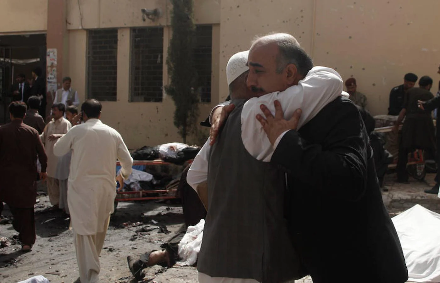Las escenas de dolor se han sucedido en el lugar del atentado. Baluchistán ha sido escenario de enfrentamientos entre fuerzas separatistas y gubernamentales desde hace diez años